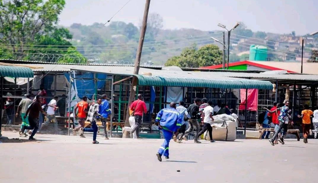 CHAOS ERUPTS IN NDOLA’S CENTRAL BUSINESS DISTRICT AFTER RIOT AT CHISOKONE MARKET